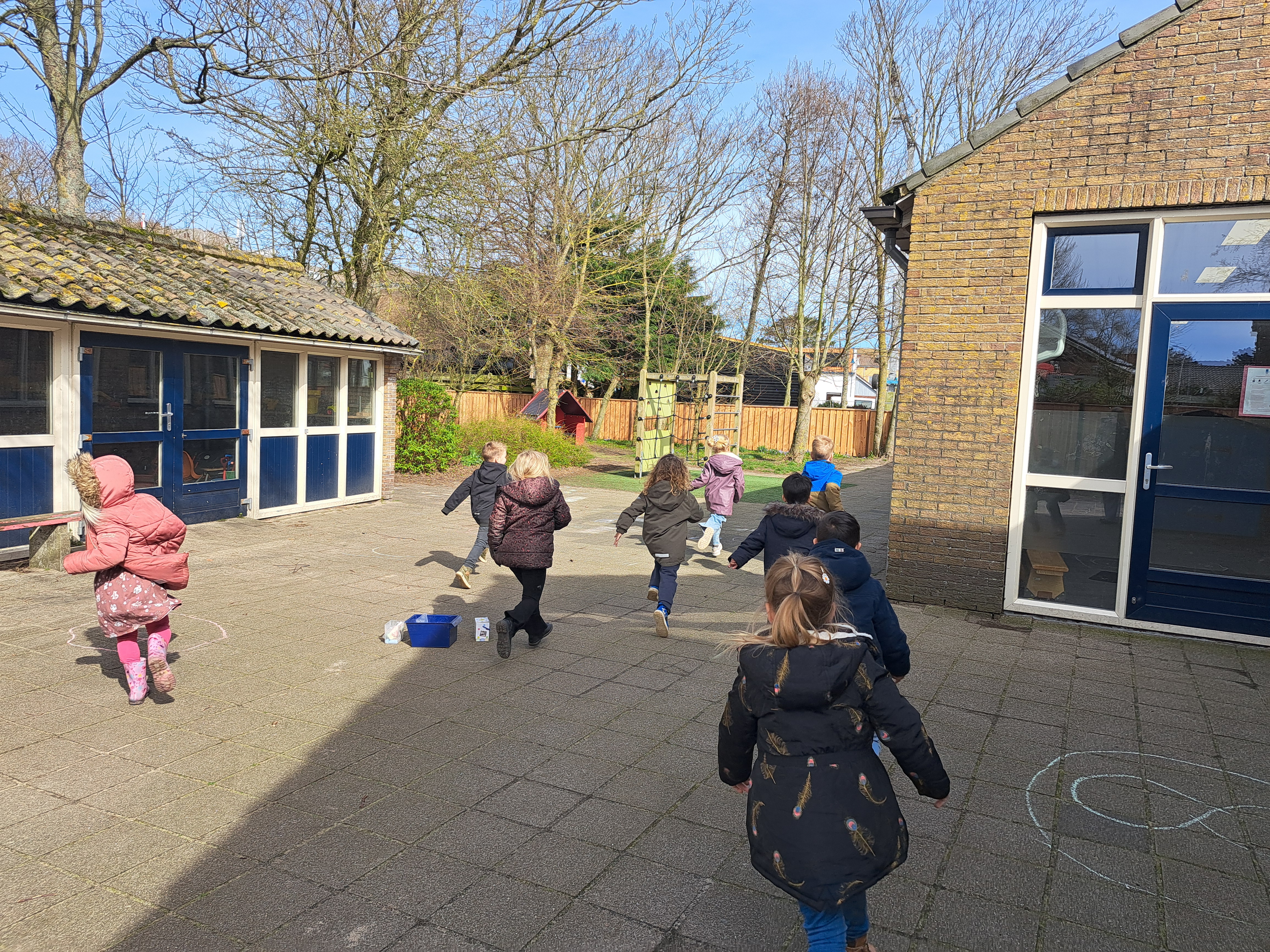 Bericht groep 1/2/3 Pasen, schrijfdans, buiten