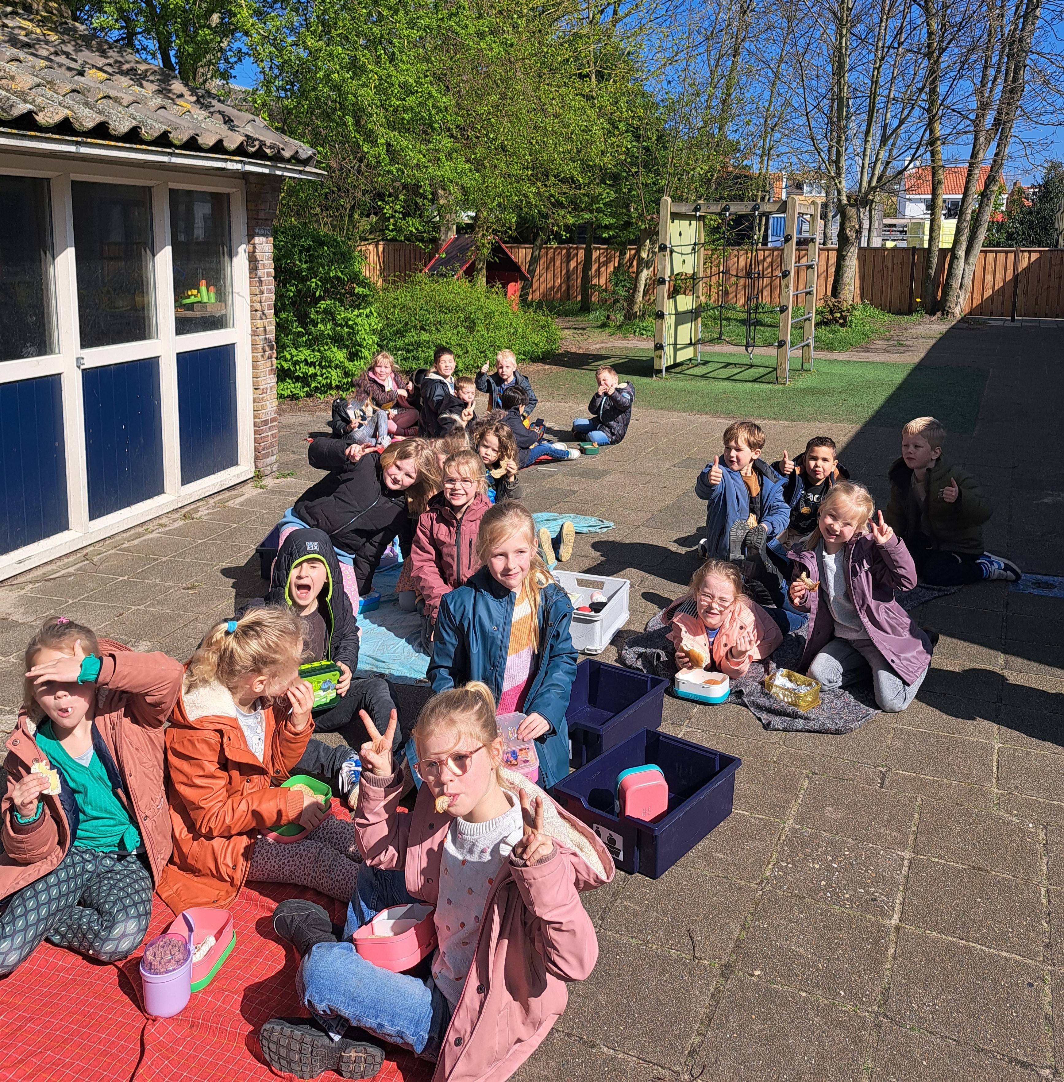 Groep 1/2/3 buiten eten